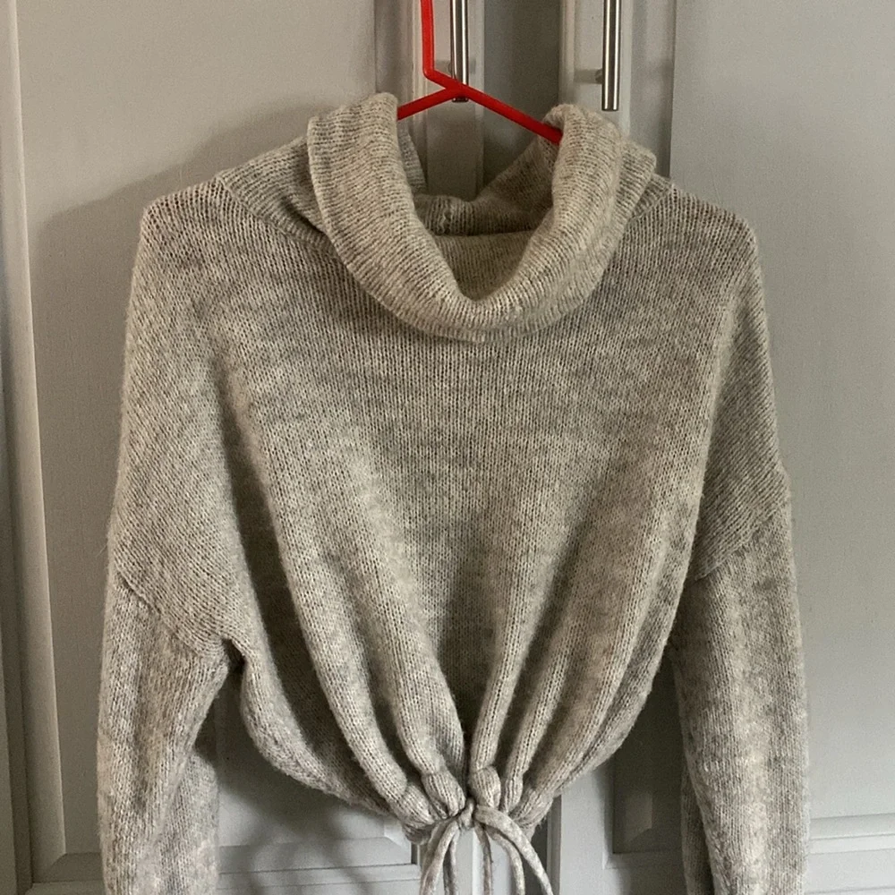 H&M Gray crop Knit Sweater with Drawstring Waist - Medium